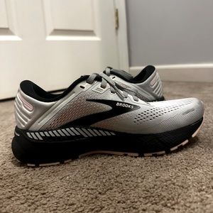 Brooks Adrenaline GTS 22